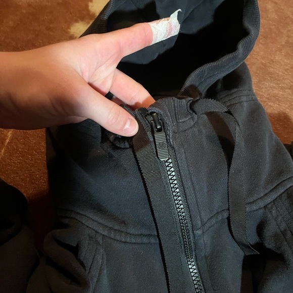 Lululemon black scuba jacket 
no dot or tag fits size 4/6
Zips all the way up - Picture 4 of 7
